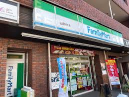 コンビニ　ファミリーマート伝通院前店（コンビニ）まで530m