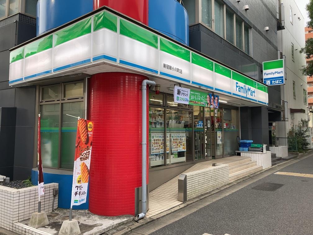 コンビニ　ファミリーマート新宿新小川町店（コンビニ）まで560m