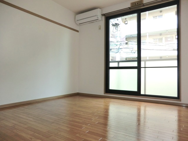 居室・リビング　☆南向きで日当たり良好！広々７．２帖の居室です。☆