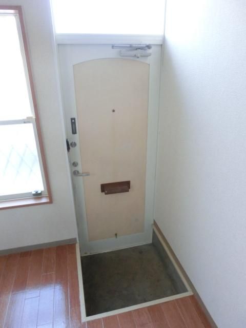 玄関　窓付きの明るい玄関