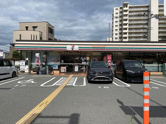 コンビニ　セブンイレブン（コンビニ）まで792m