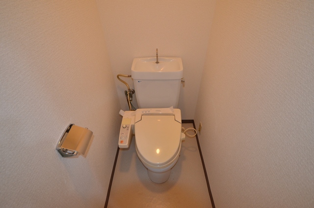 トイレ　温水洗浄便座付きのトイレです♪