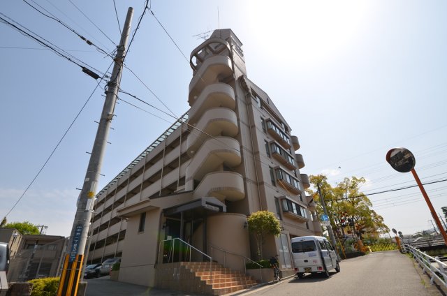 建物外観　エレベーター付きで重たい荷物も楽々♪