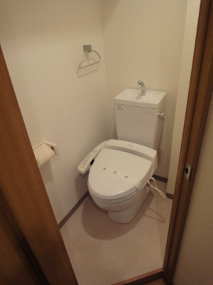 トイレ　落ち着いた色調のトイレです