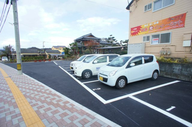 駐車場　駐車場があるので、車を買う予定の方も安心です
