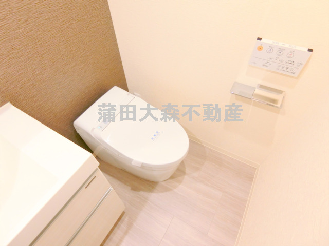 トイレ　温水洗浄便座付きのタンクレストイレ