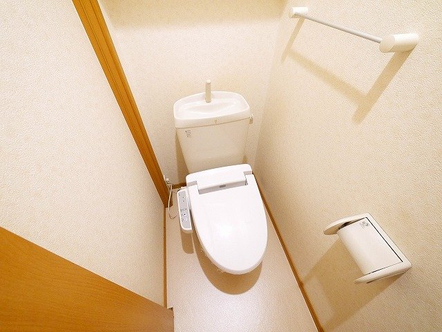 トイレ　落ち着いた色調のトイレです