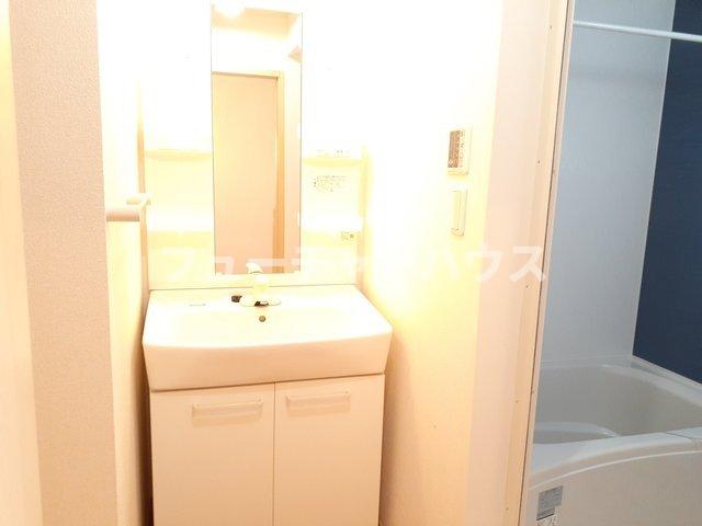 洗面設備　ゆったりとスペースのある洗面所