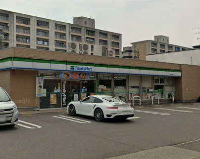 コンビニ　ファミリーマート 中川住宅西店（コンビニ）まで702m