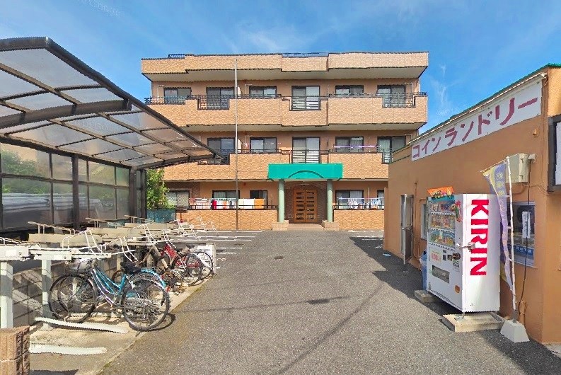 建物外観　中央エントランスのパリッとした外観
