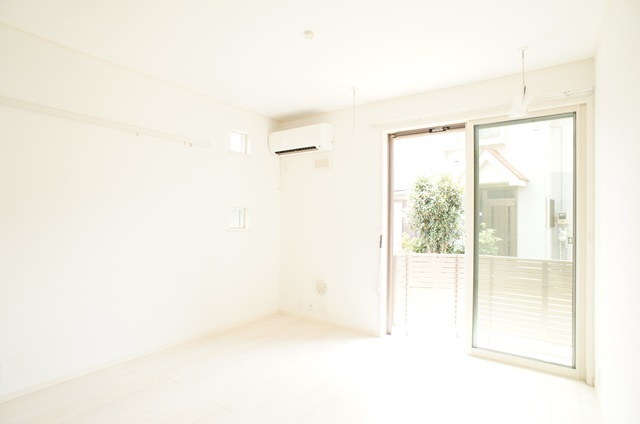 居室・リビング　おしゃれな小窓付きで風通しの良いお部屋です