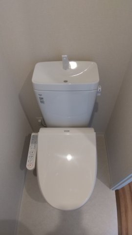 トイレ　温水洗浄便座付きのトイレです♪