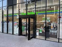 コンビニ　ファミリーマート 大阪堂島浜タワー店（コンビニ）まで303m