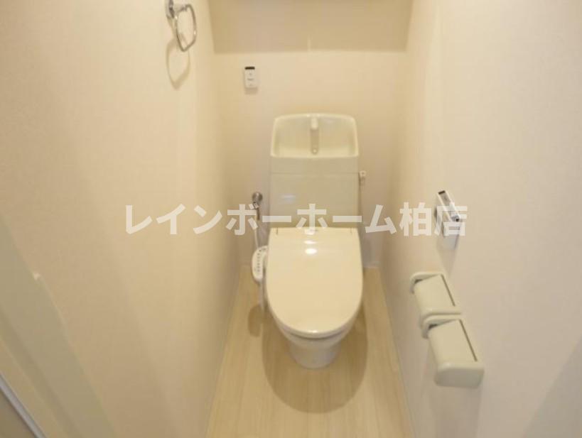 トイレ　温水洗浄便座です