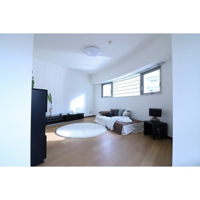 居室・リビング　同タイプ、別部屋、モデル家具設置時の写真です