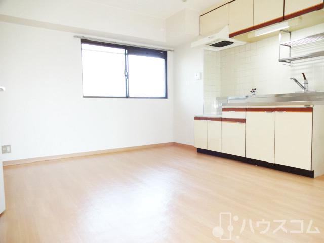 居室・リビング　室内は２面採光の明るいお部屋です☆