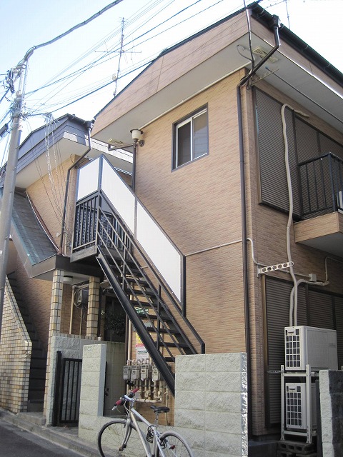 建物外観　周辺は住宅街