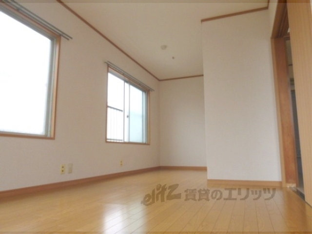 居室・リビング　フローリングの奇麗な洋室です。