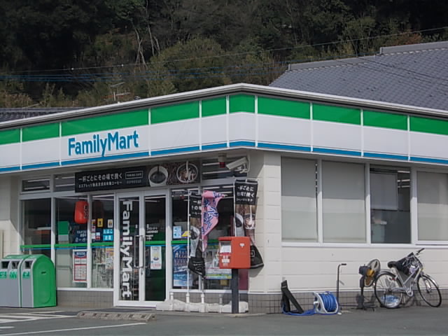 コンビニ　ファミリーマート（コンビニ）まで400m