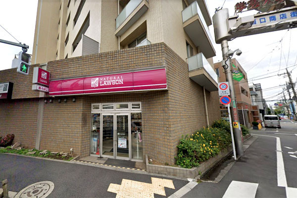 コンビニ　ナチュラルローソン目黒鷹番三丁目店（コンビニ）まで286m