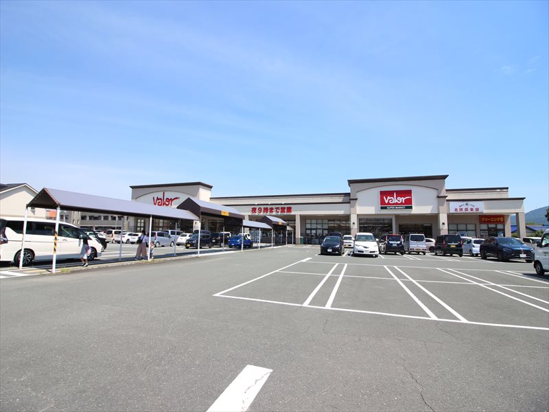 スーパー　バロー 新城店（スーパー）まで677m
