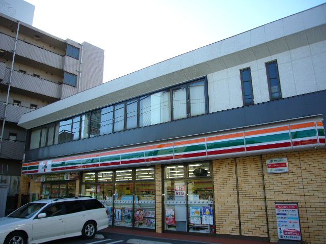 コンビニ　セブンイレブン 本木店（コンビニ）まで579m