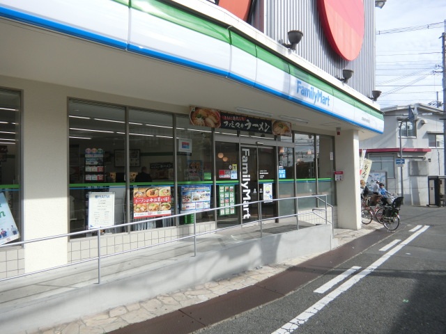 コンビニ　ファミリーマート阪急総持寺駅前店（コンビニ）まで198m