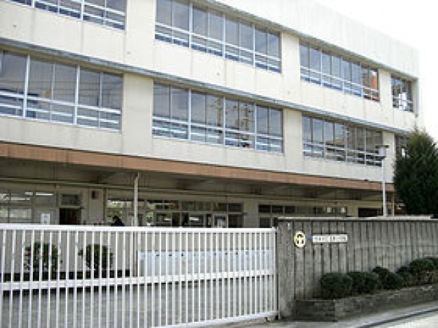 小学校　茨木市立庄栄小学校（小学校）まで185m