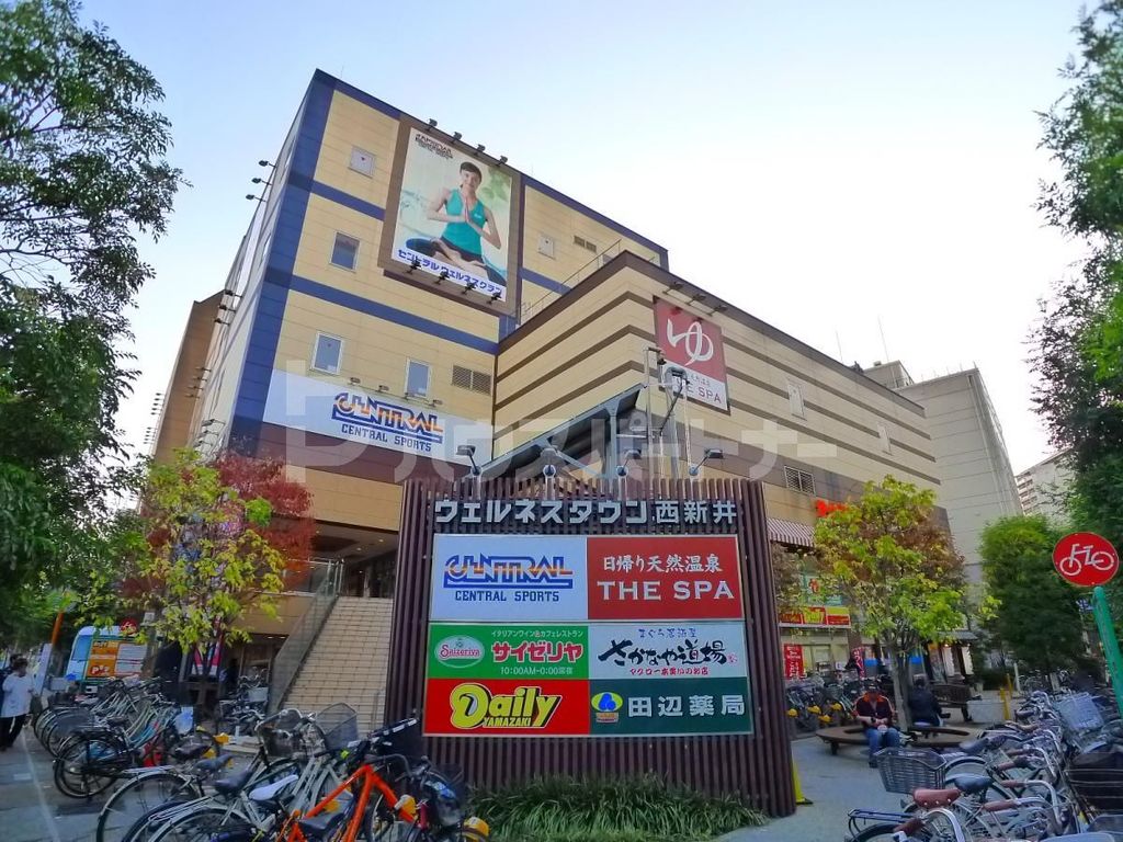 コンビニ　デイリーヤマザキウェルネスTN西新井店（コンビニ）まで90m