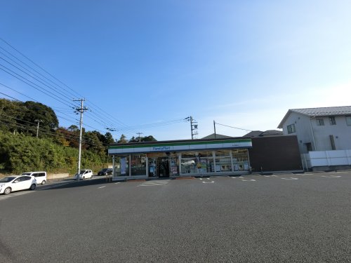 コンビニ　ファミリーマート 袖ヶ浦蔵波店（コンビニ）まで1014m