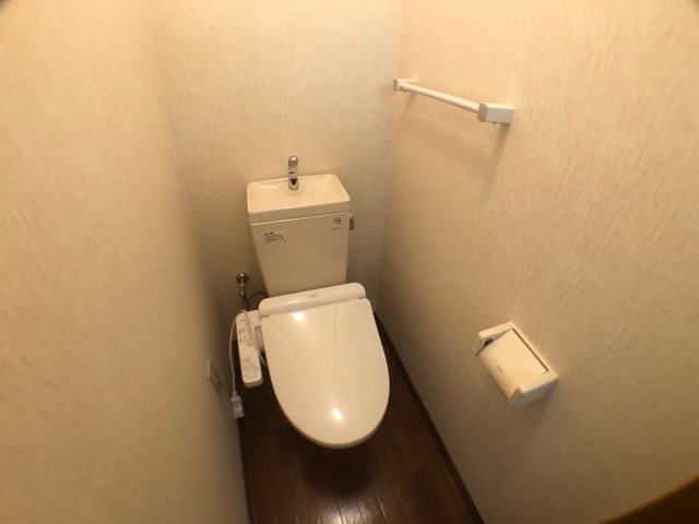 トイレ　温水洗浄便座付きのトイレです♪