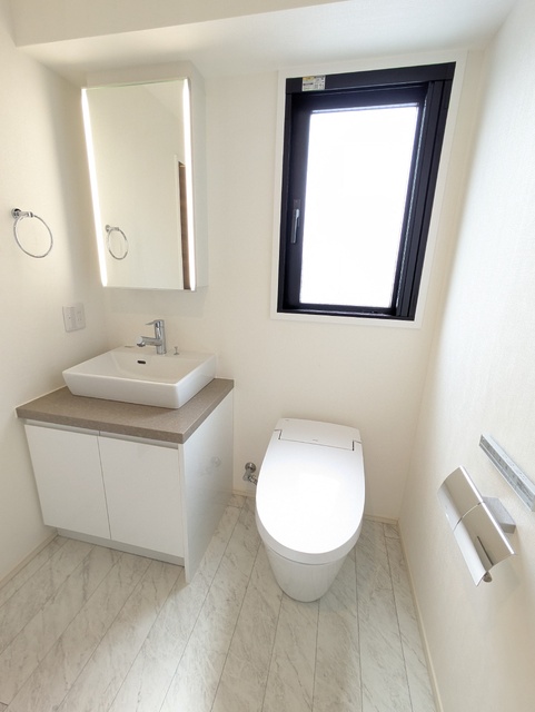 トイレ　◇１４．４帖の洋室の中のトイレと洗面台◇