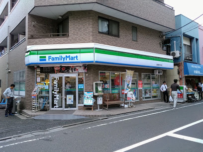 コンビニ　ファミリーマート（コンビニ）まで618m