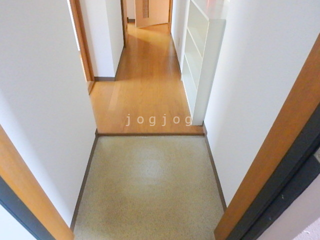 玄関　フラットなタイプで荷物の搬入も楽です☆