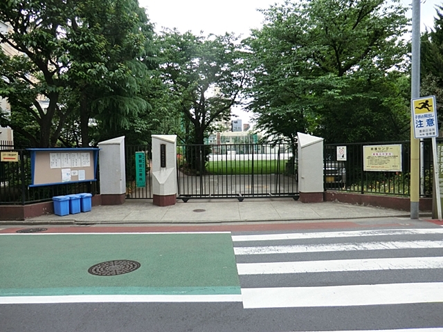 中学校　豊島区立巣鴨北中学校（中学校）まで743m