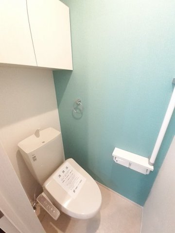トイレ　落ち着いた色調のトイレです