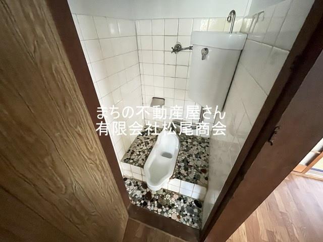 ＪＲ山陽本線 宝殿駅 徒歩15分 2階建 築56年のトイレ写真