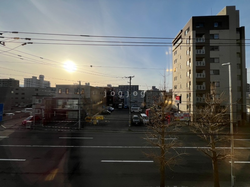 眺望　窓から明るい光が差し込みます。