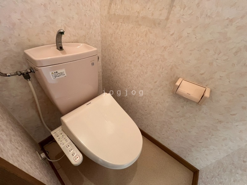トイレ　嬉しい温水洗浄便座付きのトイレです。