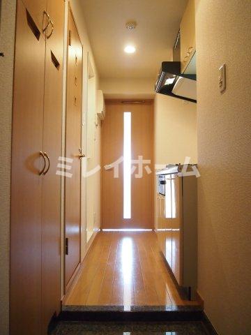 玄関　同建物内、別のお部屋の参考写真になります。