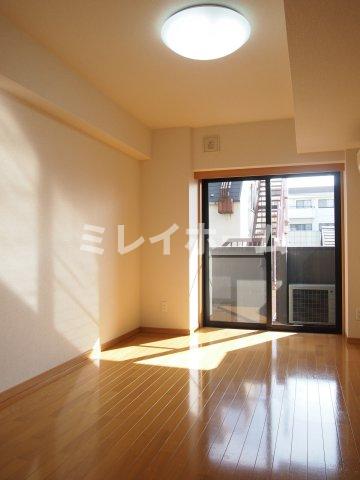 居室・リビング　同建物内、別のお部屋の参考写真になります。