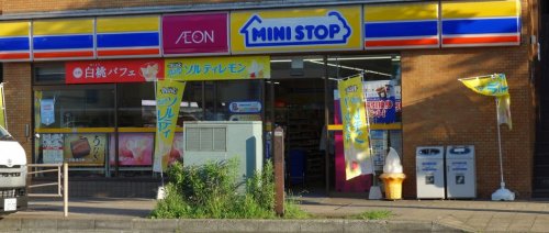 コンビニ　ミニストップ 三ツ沢下町店（コンビニ）まで494m