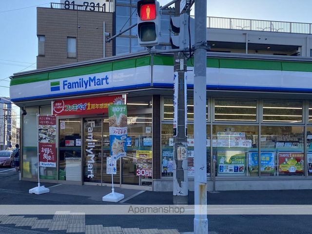 コンビニ　ファミリーマート（コンビニ）まで821m