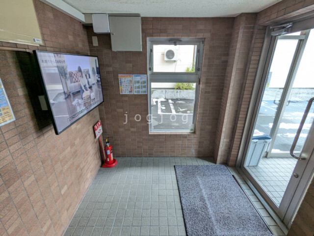 ロビー　情報サイネージ有り