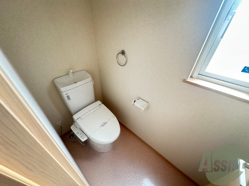 トイレ　ウォシュレット機能がついたトイレです。安心して使用できますね