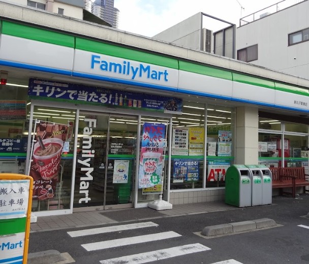 コンビニ　ファミリーマート 新丸子駅東店（コンビニ）まで72m