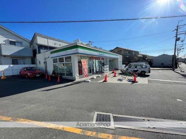 コンビニ　ファミリーマート（コンビニ）まで584m