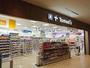 ドラックストア　トモズ東京ミッドタウン店（ドラッグストア）まで452m