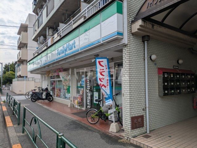 コンビニ　ファミリーマート　まるいし八幡山店（コンビニ）まで656m