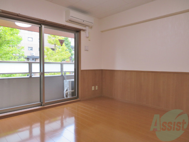 居室・リビング　８帖の広いお部屋で、壁も２色であたたかみのあるお部屋ですね